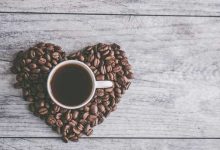 طقوس صباحية بسيطة لدعم صحة الكبد تشمل احتساء القهوة