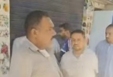 اثناء غلق المحل الشهير بسوهاج