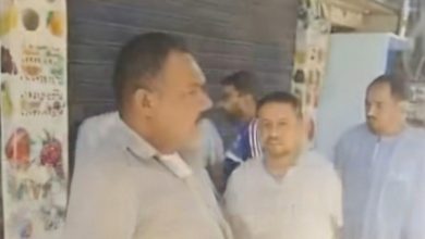 اثناء غلق المحل الشهير بسوهاج