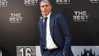 فان باستن يصف نقل مباراة برشلونة وفياريال بالتزوير
