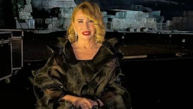 في أول ظهور لهما بعد زواجهما إيناس الدغيدي عن زوجها: بيقولي بحبك 30 مرة في اليوم 