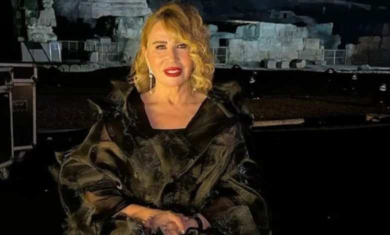 في أول ظهور لهما بعد زواجهما إيناس الدغيدي عن زوجها: بيقولي بحبك 30 مرة في اليوم 