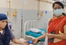 فيديو: ناشطة تُشعل الغضب في الهند بسبب صورة مع مريضة سرطان