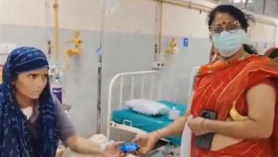 فيديو: ناشطة تُشعل الغضب في الهند بسبب صورة مع مريضة سرطان