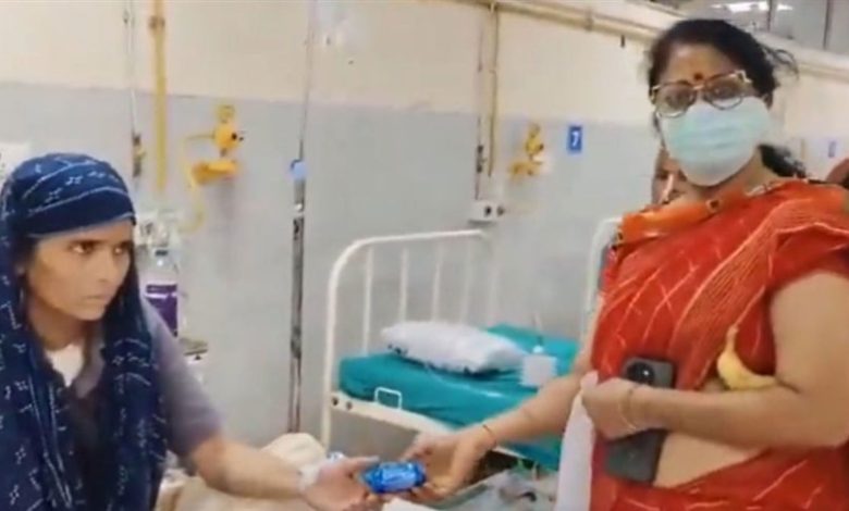 فيديو: ناشطة تُشعل الغضب في الهند بسبب صورة مع مريضة سرطان