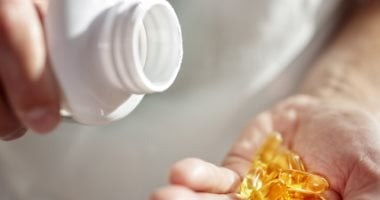 ما جدوى المكملات الغذائية للنساء في منتصف العمر؟ جدل متجدد بين الضرورة والتكلفة