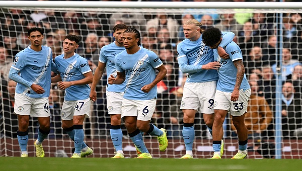 مانشستر سيتي يهزم إيفرتون بثنائية ويواصل ملاحقة صدارة الدوري الإنجليزي