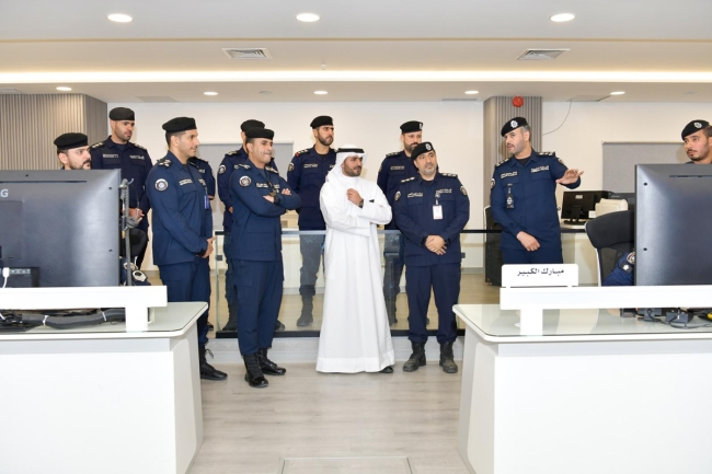 محافظ مبارك الكبير وحولي بالتكليف يزور شرطة النجدة وهندسة الاتصالات