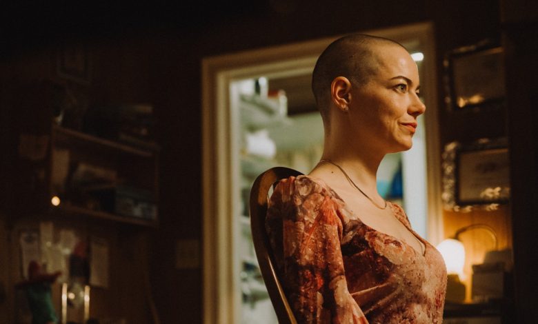 مراجعة فيلم "بوغونيا" (Bugonia) .. يورغوس لانثيموس بين هوس المؤامرة وقلق الإنسان الحديث