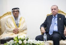 منصور بن زايد يلتقي الرئيس التركي ورئيس الوزراء العراقي على هامش قمة شرم الشيخ للسلام