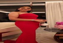 منى زكي تتألق بالأحمر والأسود في أمسية فخمة جمعت النجمات في دبي
