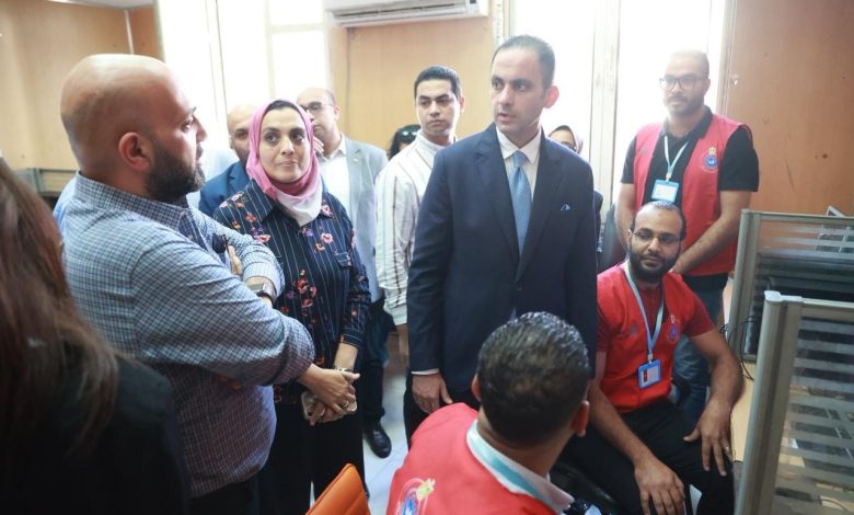 نائب وزير الصحة يتفقد غرفة الخط الساخن 137 بالإسكندرية ويوجه بتعزيز بيئة العمل لتقديم خدمات متميزة للمواطنين