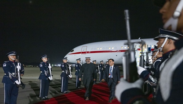 نيابة عن رئيس الدولة.. وصول ولي عهد أبوظبي إلى كوريا للمشاركة بأعمال منتدى التعاون الاقتصادي لدول آسيا والمحيط الهادئ