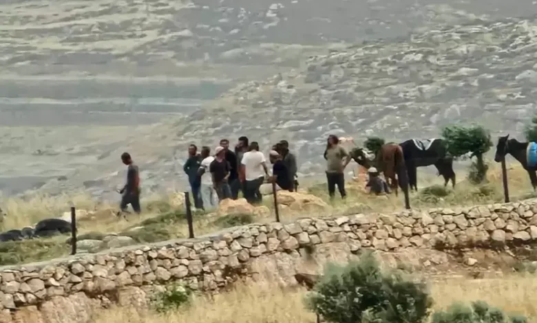 هجمات وتهديدات بالأسلحة.. ميليشيات المستوطنين تهجّر 6 عائلات من فروش بيت دجن