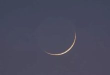 هلال جمادى الأولى يُزيّن السماء الليلة تزامنًا مع هذه الظاهرة