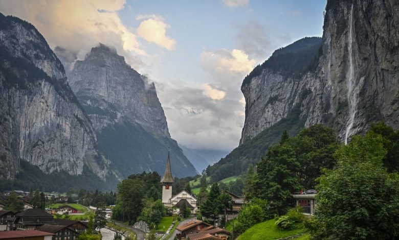 وادي لاوتربرونن السويسري طبيعة ساحرة كالخيال