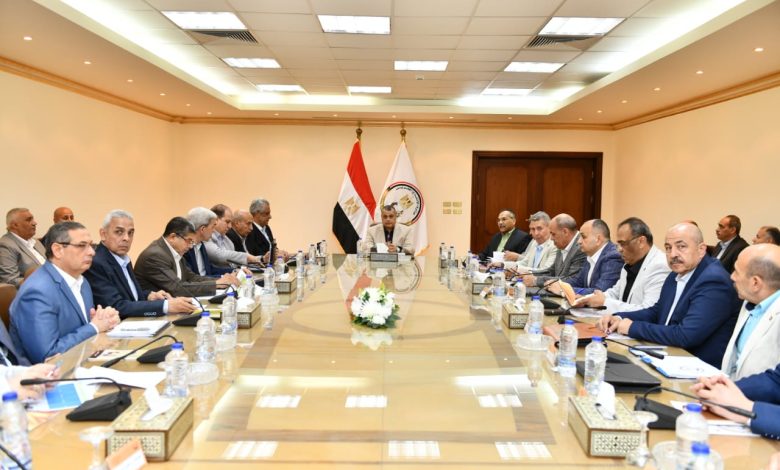 وزير الإنتاج الحربي يتابع مع رؤساء الشركات موقف المشروعات الجاري تنفيذها