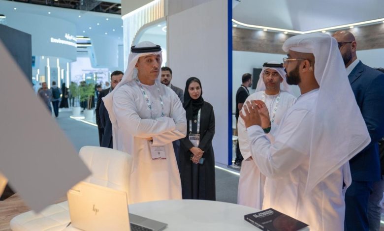 وزير الرياضة رئيس كليات التقنية العليا يتفقد جناح الكليات في "جيتكس جلوبال 2025" ويستمع لشروحات حول مشاريع الذكاء الاصطناعي