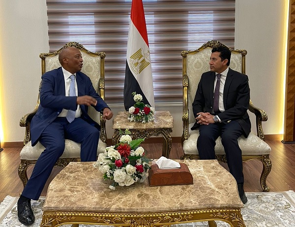 وزير الرياضة يلتقي رئيس الاتحاد الإفريقي