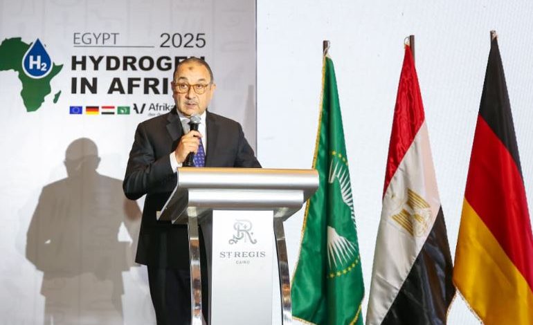 وزير قطاع الأعمال: مصر تمتلك مقومات الريادة في إنتاج الهيدروجين الأخضر