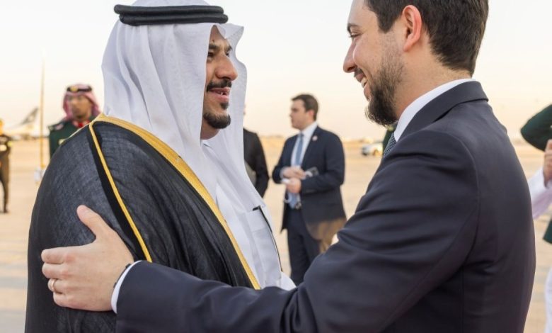 ولي عهد الأردن يصل إلى الرياض وفي مقدمة مستقبليه نائب أمير المنطقة - أخبار السعودية