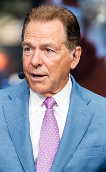 «إن رافقت من هم دونك فقد يسحبونك للأسفل وإن رافقت من هم أعلى فقد يجذبونك لفوق»