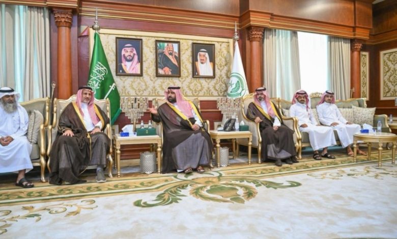 أمير جازان يستقبل أسرة المالكي لتنازلهم عن قاتل أخيهم - أخبار السعودية