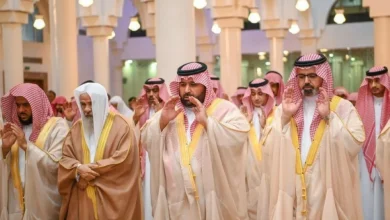 أمير جازان ونائبه يؤديان صلاة الاستسقاء مع جموع المصلين  - أخبار السعودية