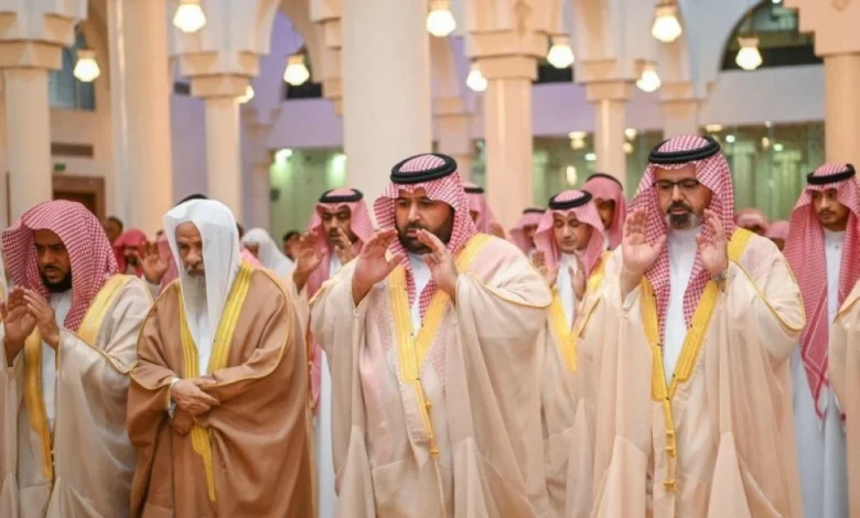 أمير جازان ونائبه يؤديان صلاة الاستسقاء مع جموع المصلين  - أخبار السعودية