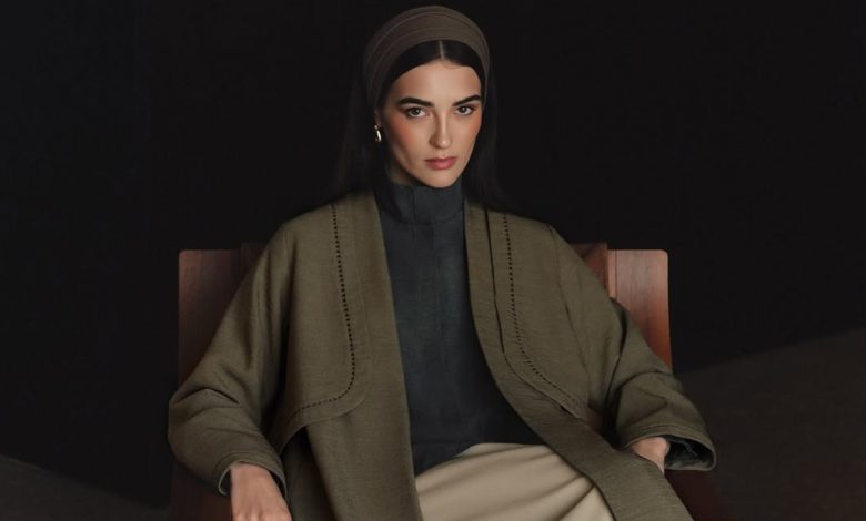 7 أفكار لتنسيق العبايات باللون الكاكي لتواكبي موضة خريف وشتاء 2025