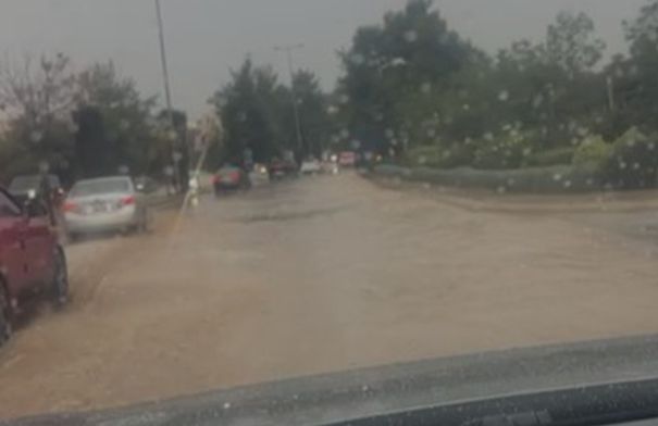 أزمة مرورية في دابوق بسبب تجمع مياه الأمطار