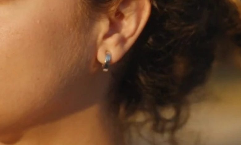 أقراط ذكية جديدة تراقب تدفق الدم والنوم والنشاط البدني