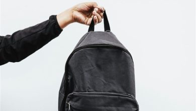 أم تتخلص من جثة رضيعتها برميها في الشارع داخل حقيبة مدرسية