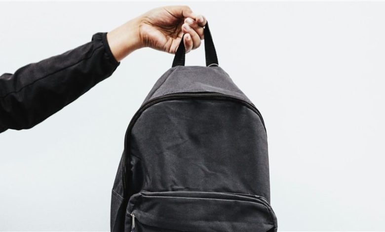 أم تتخلص من جثة رضيعتها برميها في الشارع داخل حقيبة مدرسية