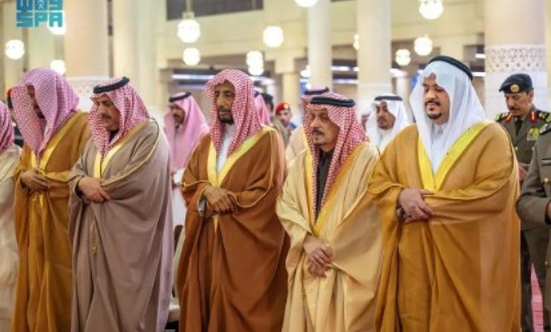 أمير الرياض ونائبه يؤديان صلاة الاستسقاء في جامع الإمام تركي بن عبدالله