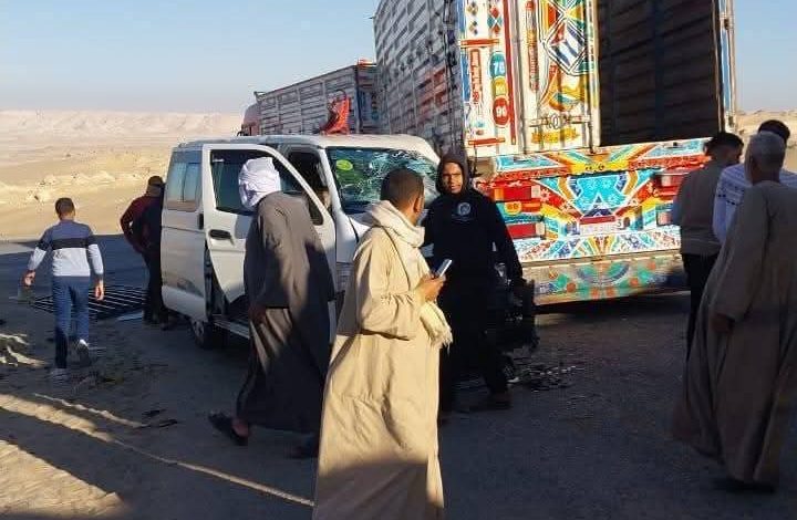 إصابة 8 أشخاص إثر تصادم ميكروباص مع شاحنة نقل ثقيل متعطلة بطريق الخارجة- أسيوط