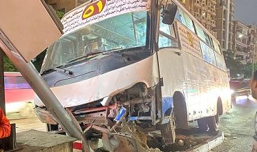 إصابة سائق ميني باص في تصادم سيارته برادار كوبرى النزهة