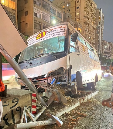 إصابة سائق ميني باص في تصادم سيارته برادار كوبرى النزهة