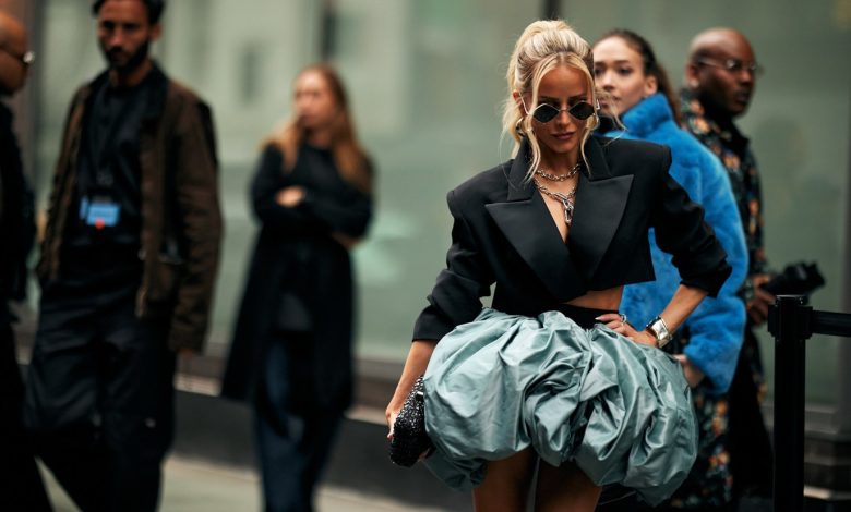 إليك طريقة تنسيق تنانير الساتان في الشتاء لتلبي مختلف المناسبات