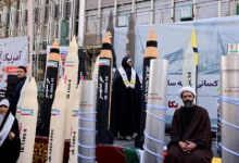 إيران تحيي ذكرى اقتحام السفارة الأميركية بمجسّمات صواريخ ونعوش لُفت بعلم إسرائيل