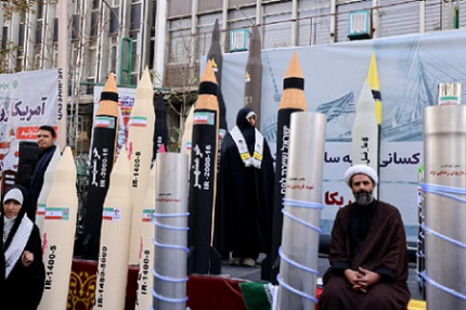 إيران تحيي ذكرى اقتحام السفارة الأميركية بمجسّمات صواريخ ونعوش لُفت بعلم إسرائيل