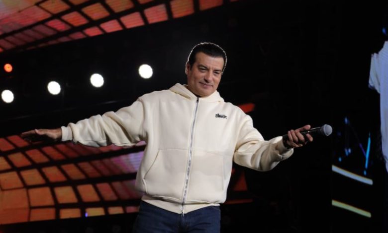 إيهاب توفيق يحيي حفلا غنائيا كامل العدد بالقاهرة الجديدة