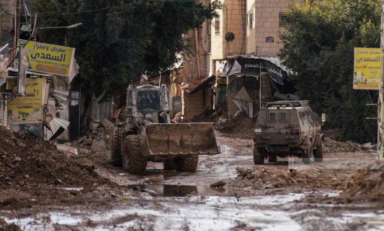 اعتقالات واسعة في مناطق الضفة الغربية واشتباك مسلح في جنين