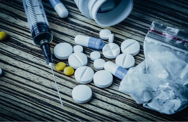 الأمن ينشر أنواع المخدرات وأشكالها ومدى خطورتها