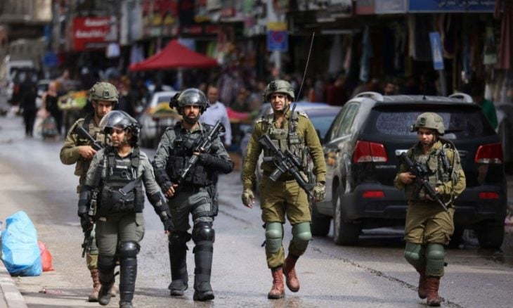 الاحتلال يفرض منع تجول مشدد في عدة أحياء بالخليل
