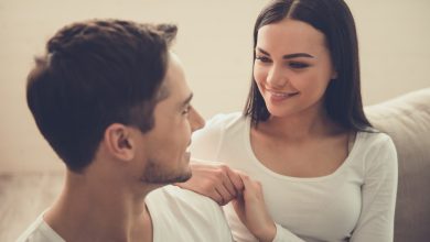 الحب الصامت بالنظرات.. لغة العيون تفضح المشاعر