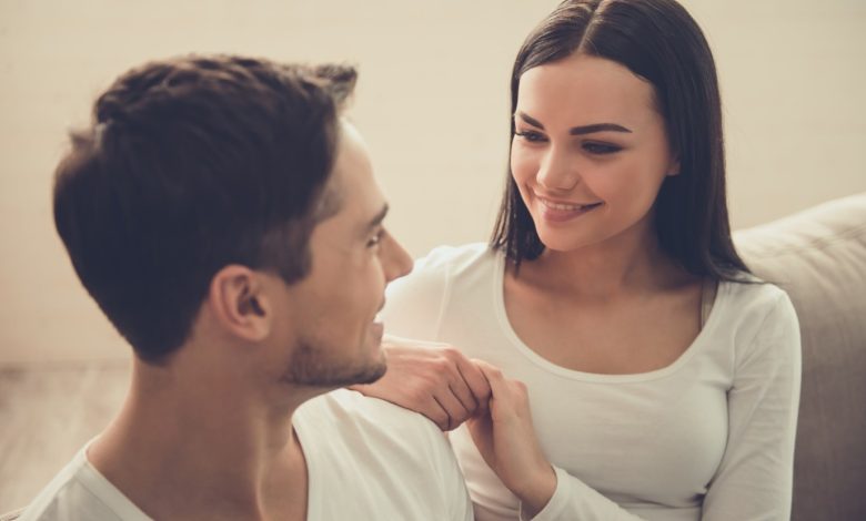 الحب الصامت بالنظرات.. لغة العيون تفضح المشاعر