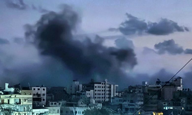 الدفاع المدني: انتشال جثامين خمسة شهداء في مخيم المغازي وسط قطاع غزة