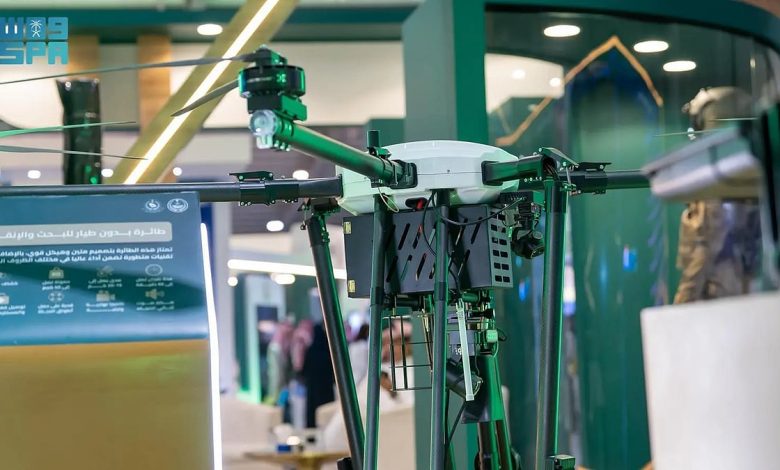 الدفاع المدني يستعرض طائرة دون طيار في معرض الطيران 2025