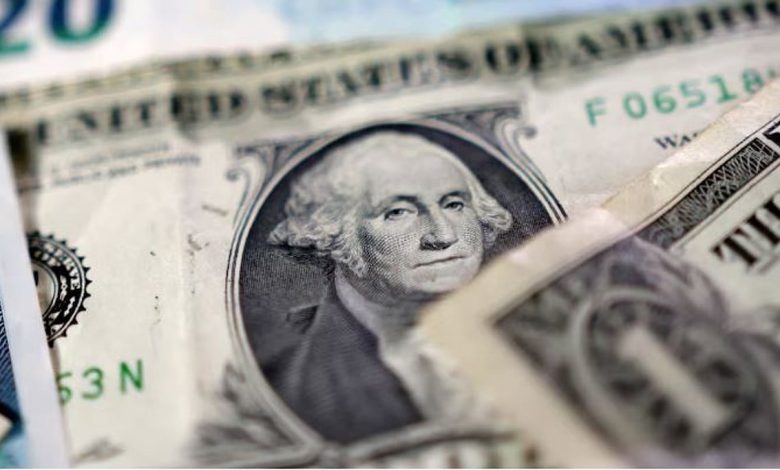 الدولار قرب أعلى مستوى في 3 أشهر مع تراجع رهانات خفض الفائدة